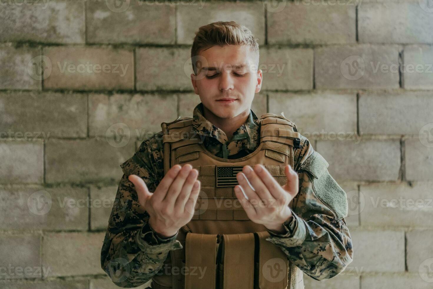 une musulman soldat de le spécial les forces prie à Dieu par élevage le sien mains et départs une prière photo