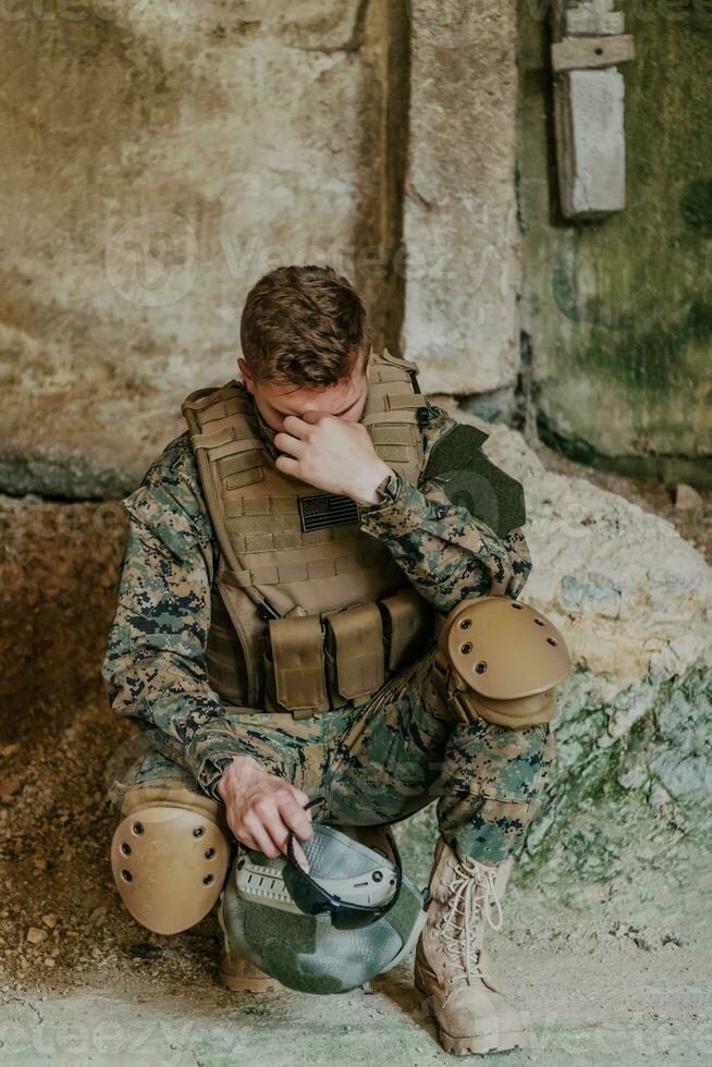 dérangé soldat a psychologique problèmes en portant le sien tête photo