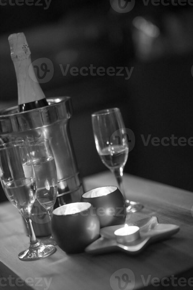 champagne sur une table en bois photo