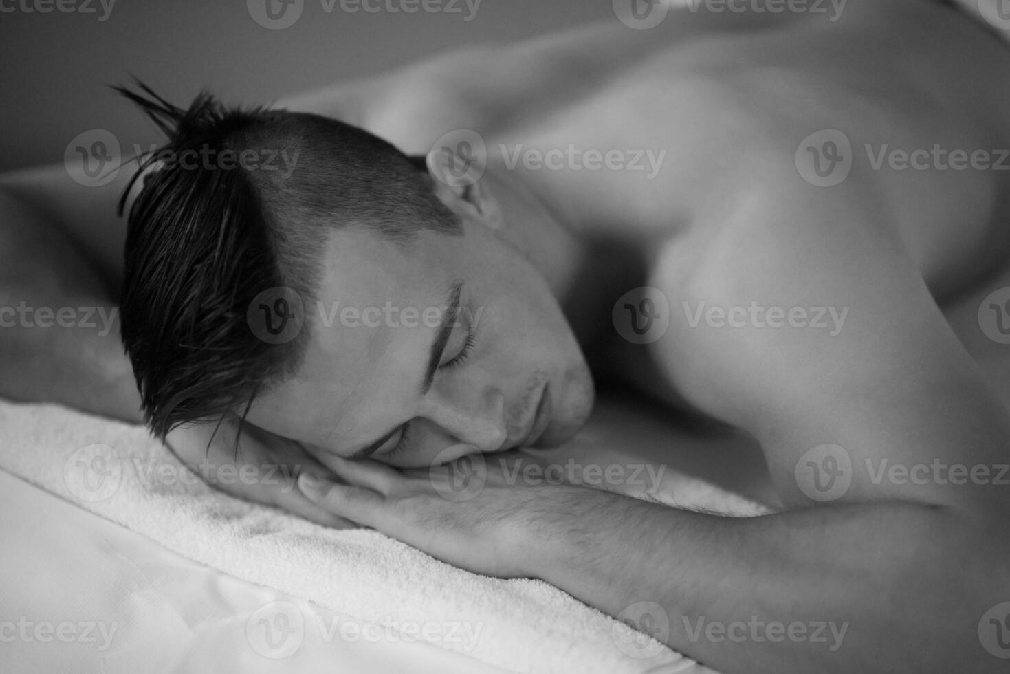 bel homme se reposant dans un centre de massage spa photo