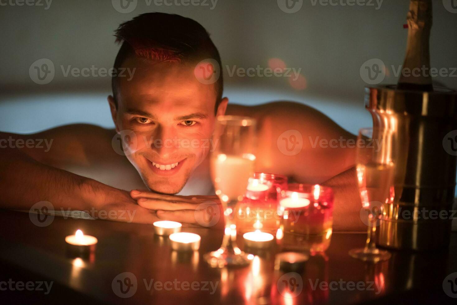 homme relaxant dans le jacuzzi photo