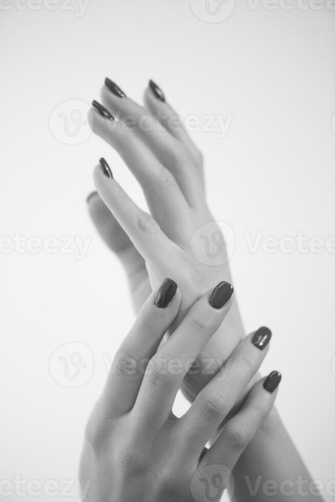 gros plan des mains d'une jeune femme photo