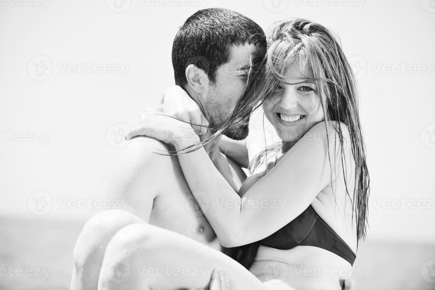 un jeune couple heureux passe un moment romantique sur la plage photo