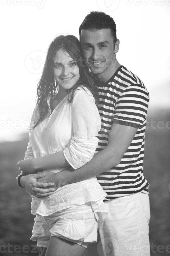 un jeune couple heureux passe un moment romantique sur la plage photo