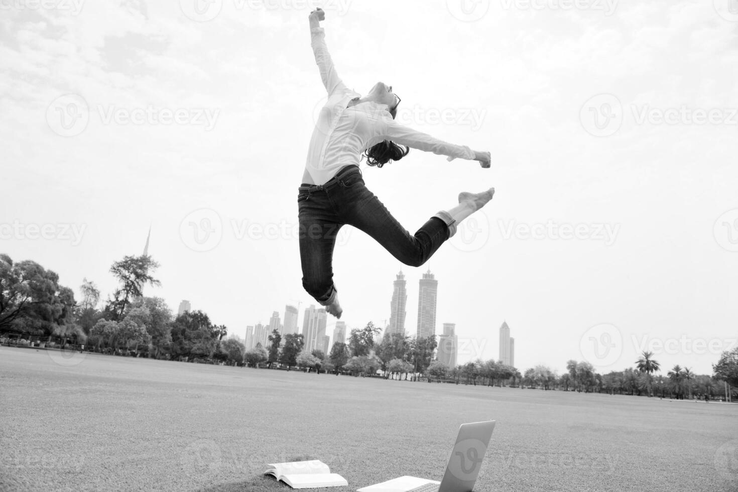 jeune femme sautant dans le parc photo