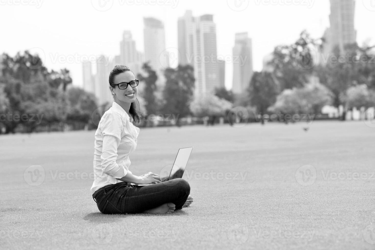 femme avec ordinateur portable dans le parc photo