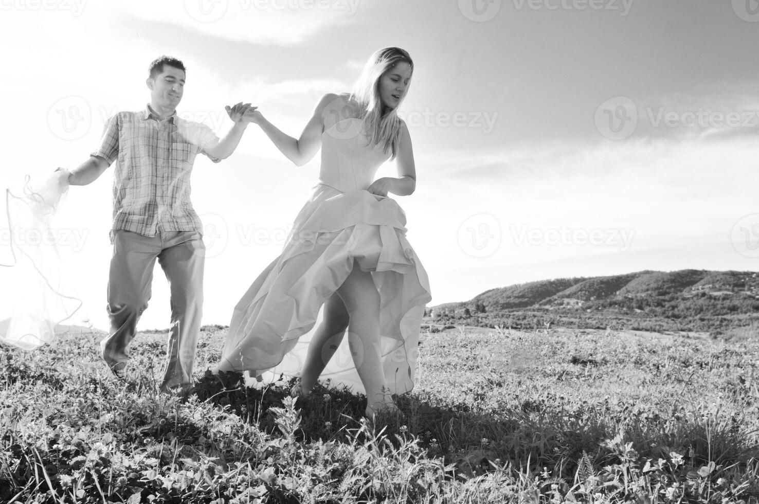 heureuse mariée et groon en plein air photo