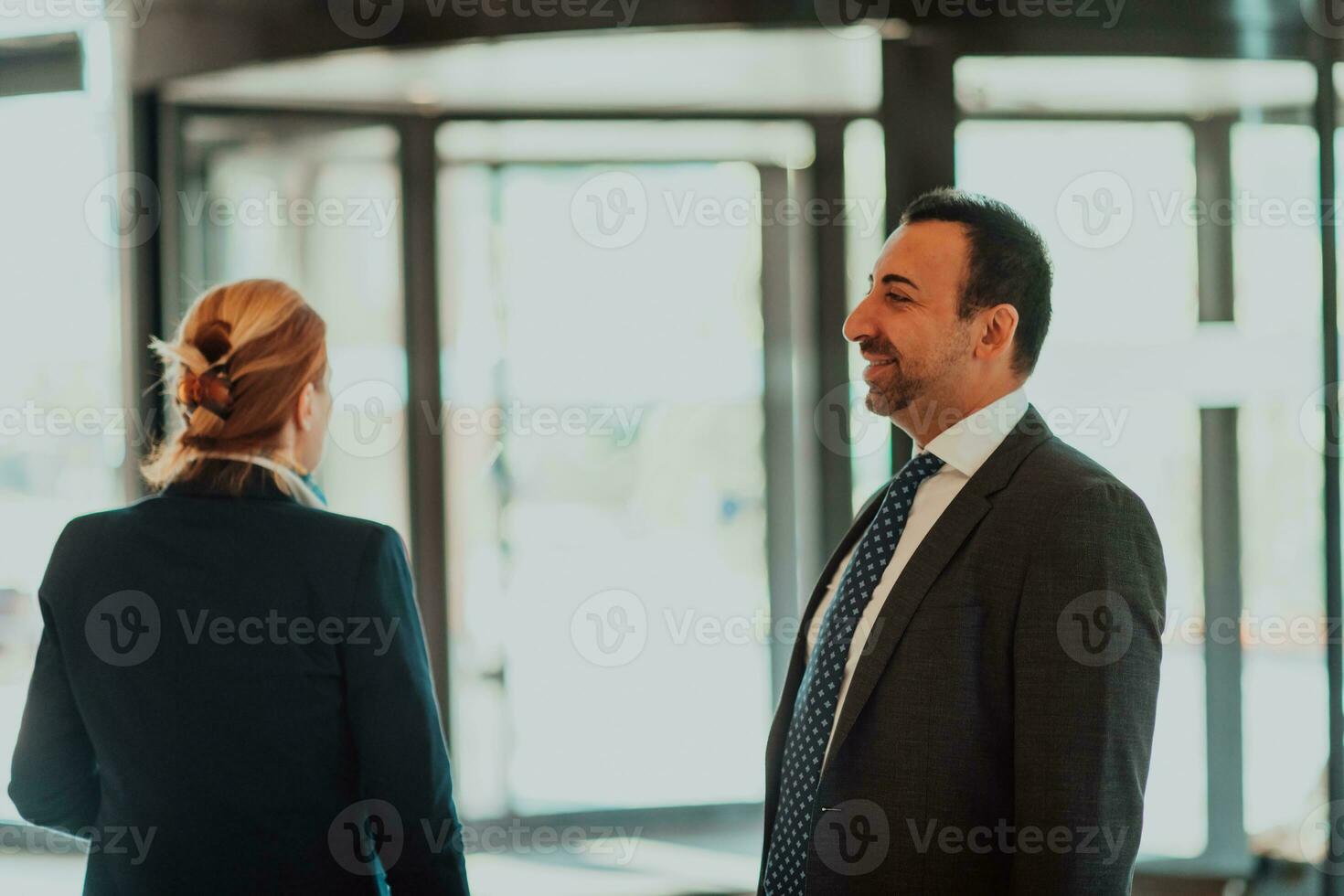 photo de une homme d'affaire et femme d'affaires discuter affaires projets dans une moderne société. sélectif concentrer