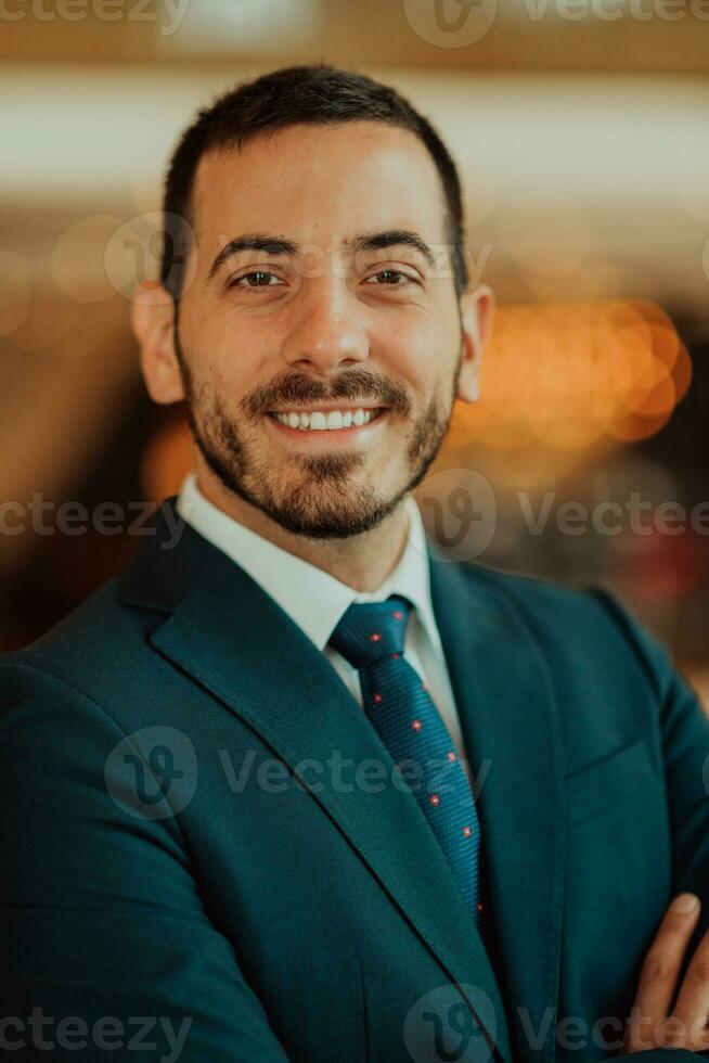 portrait de une homme d'affaire dans une costume avec le sien bras franchi dans une moderne Bureau bâtiment photo