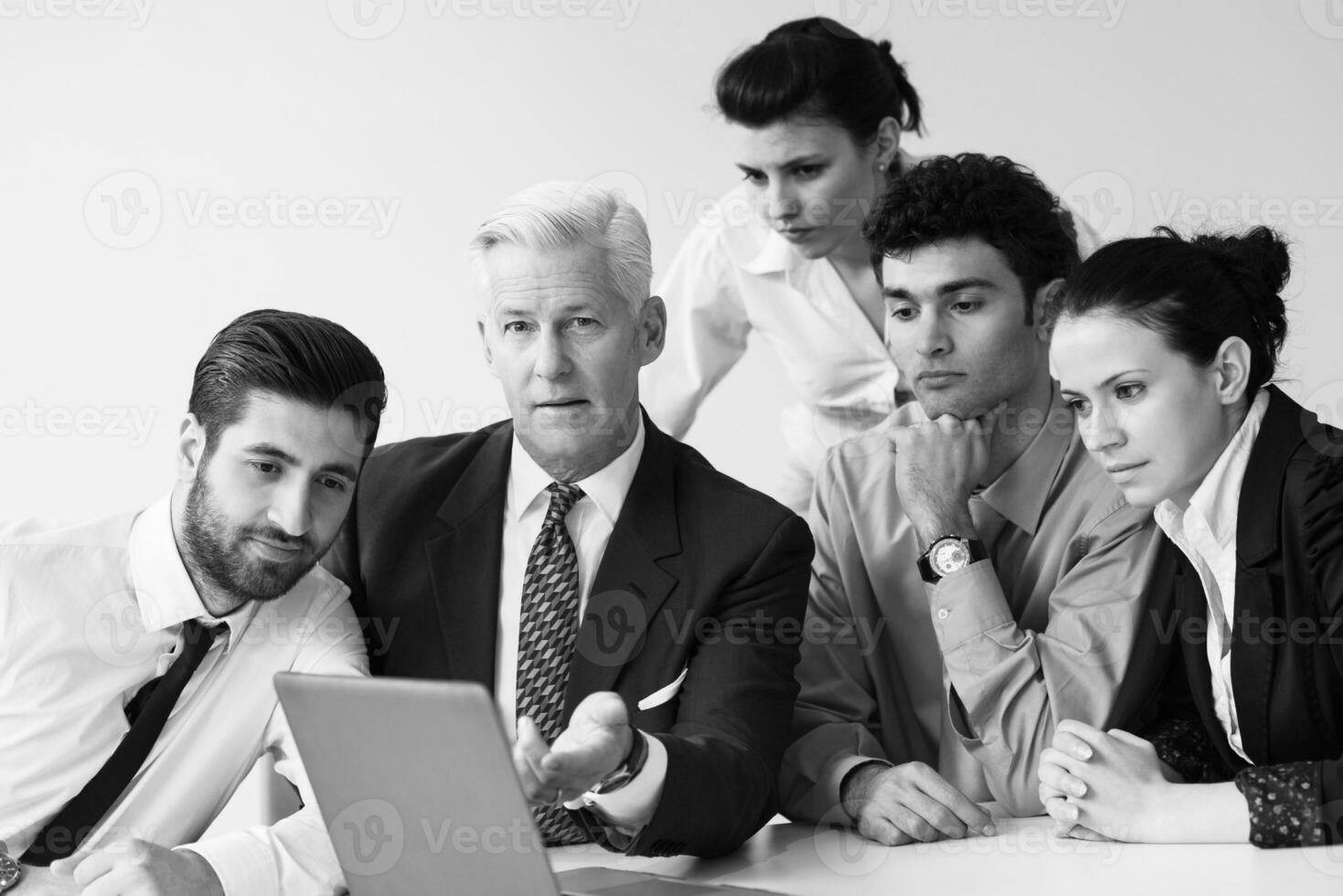 groupe de gens d'affaires en réunion au bureau de démarrage moderne photo