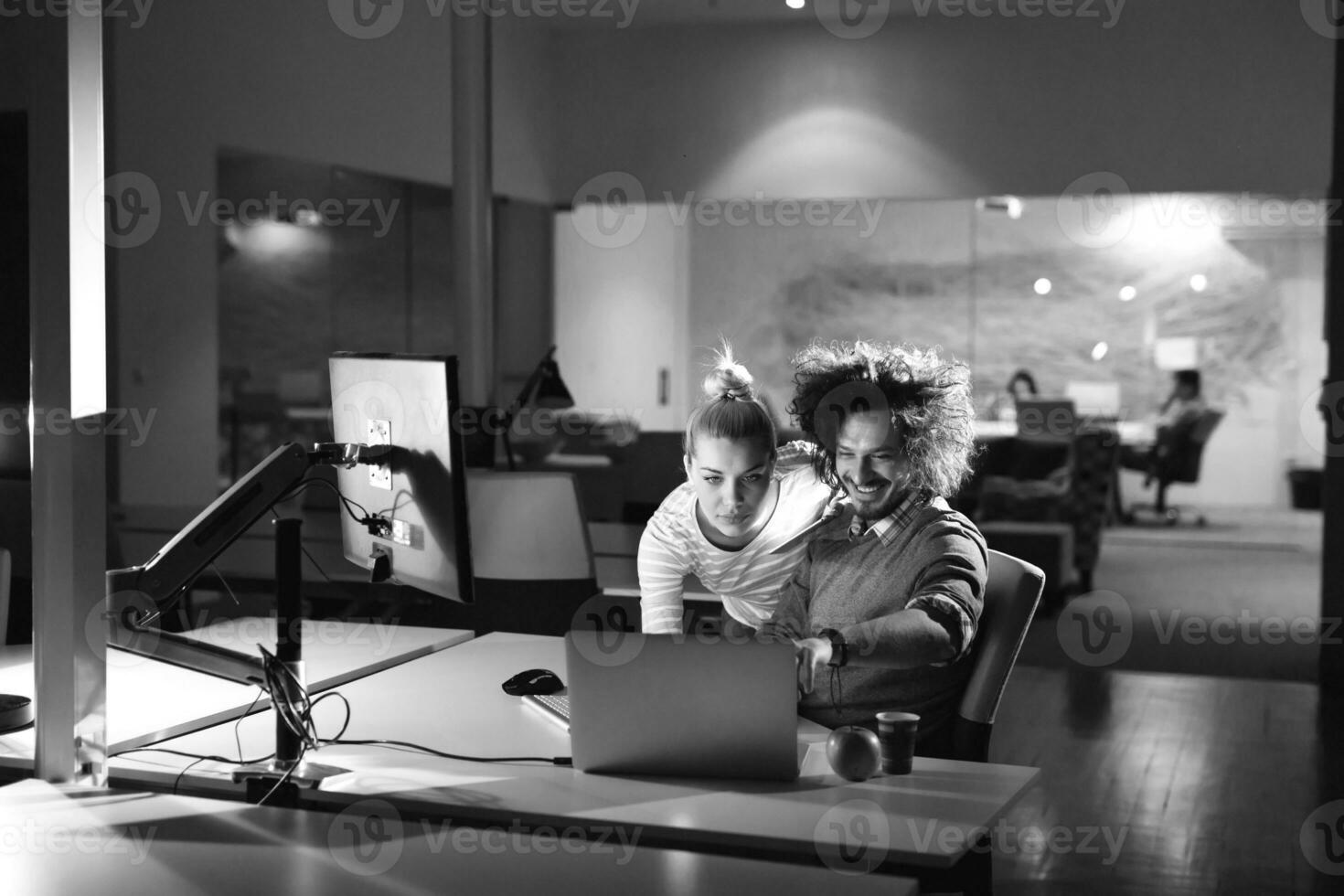 jeunes créateurs au bureau de nuit photo