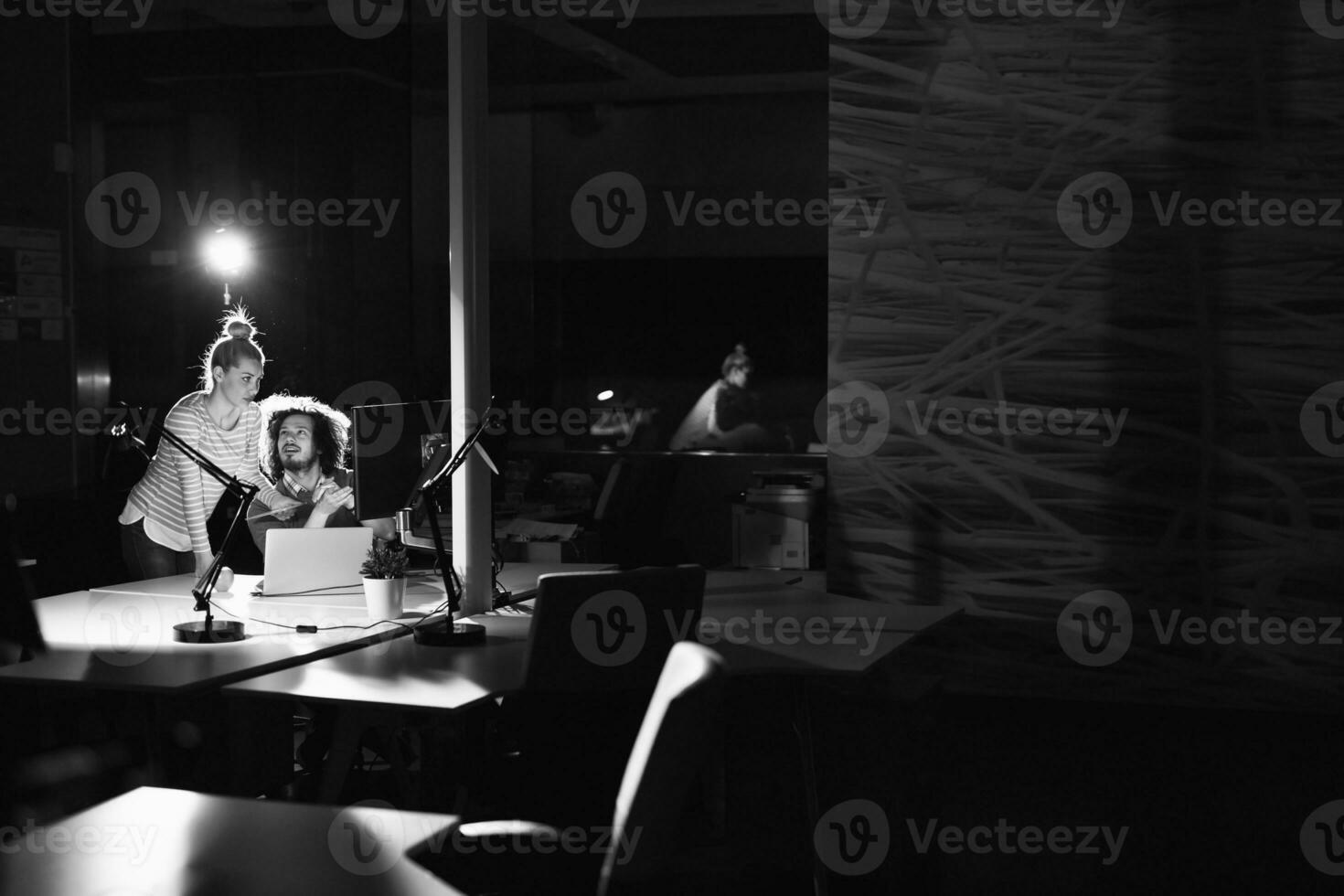 jeunes créateurs au bureau de nuit photo