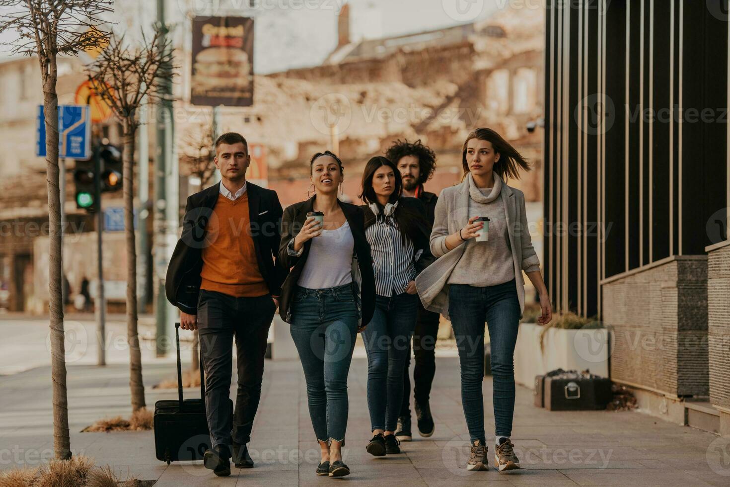 hommes d'affaires élégants marchant dans une ville moderne.. photo