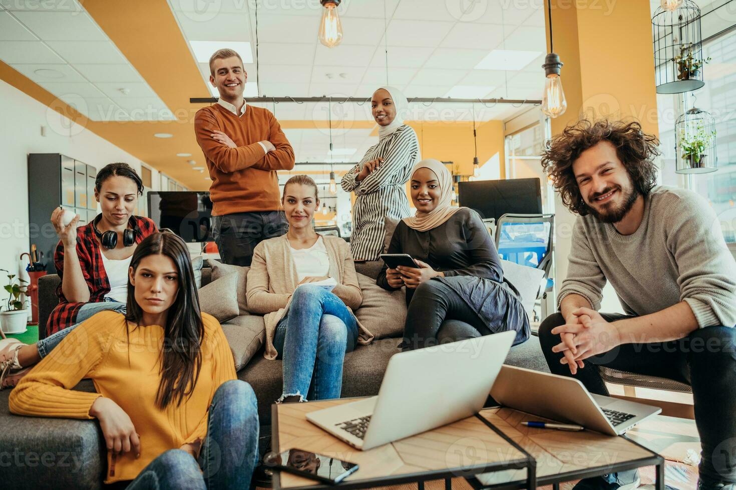 groupe de affaires gens dans moderne Commencez bureau, équipe Succès et emploi terminé concept photo