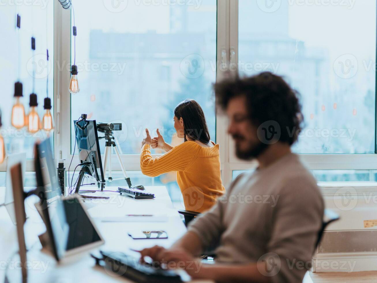 une Jeune femme en utilisant une caméra à présent sa affaires avec en ligne clients photo