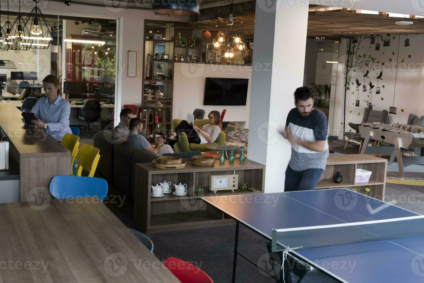 jouer au tennis de ping-pong dans un espace de bureau créatif photo