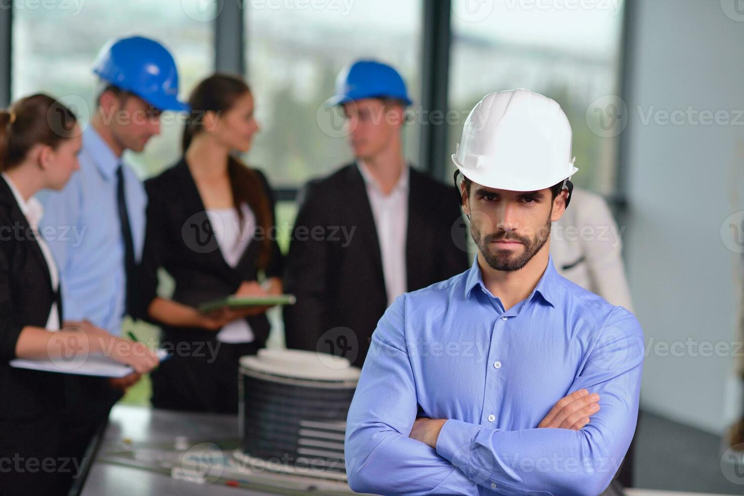 gens d'affaires et ingénieurs en construction en réunion photo