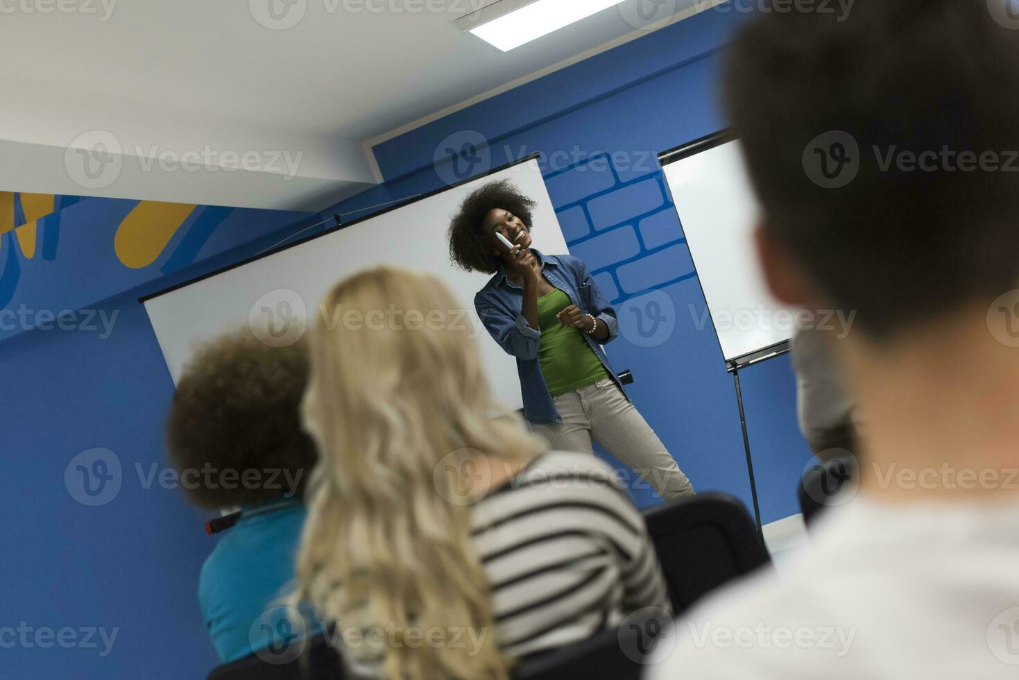 femme noire conférencier séminaire entreprise concept de réunion d'affaires photo