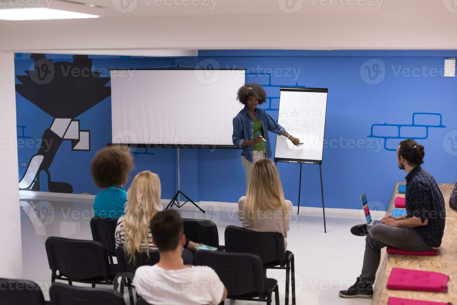 femme noire conférencier séminaire entreprise concept de réunion d'affaires photo