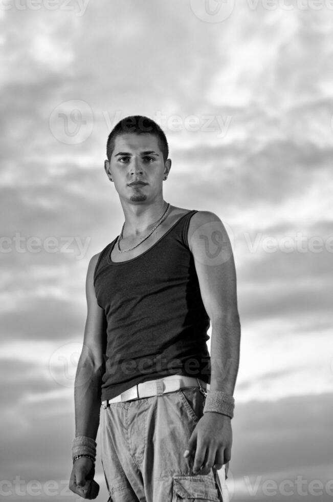 jeune homme dansant et sautant au sommet du bâtiment photo