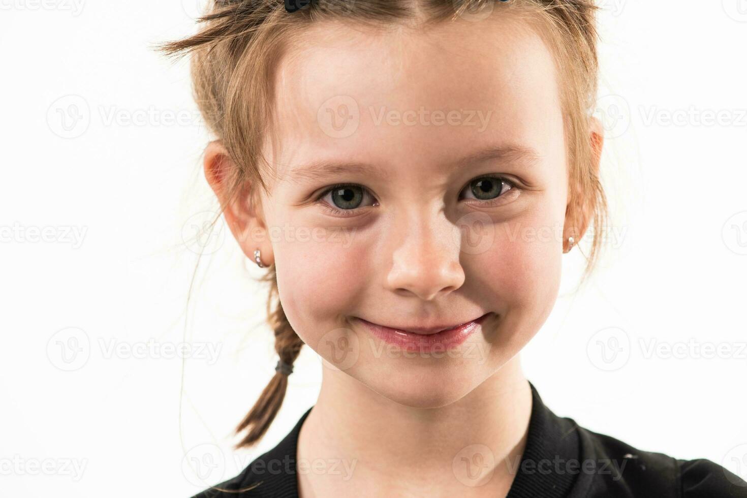 portrait de une peu fille sur une blanc Contexte avec en bonne santé, développement les dents photo