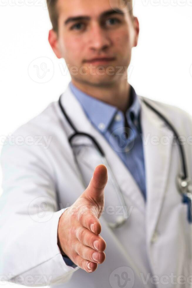 portrait de une médecin en portant en dehors le sien main comme une soutien à une patient isolé sur une blanc Contexte photo