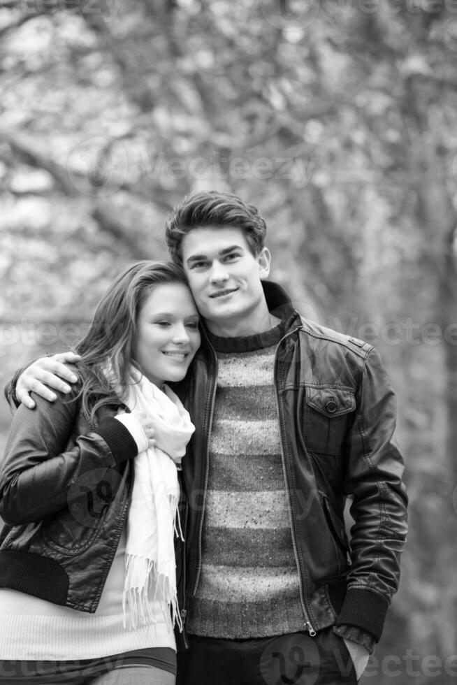heureux jeune couple dans le parc d'automne photo