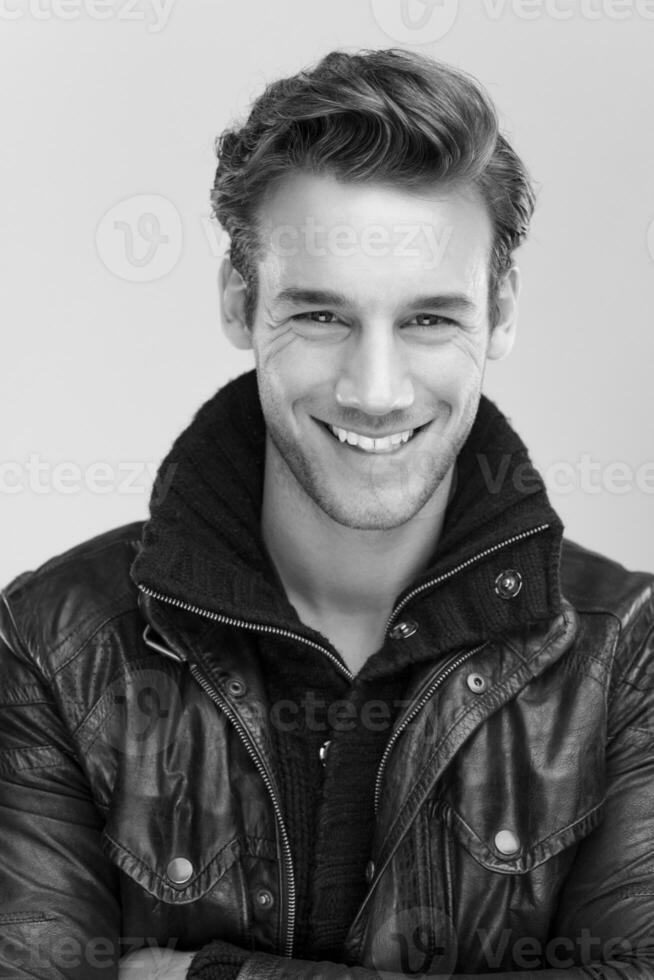 portrait d'un jeune homme sur fond gris photo