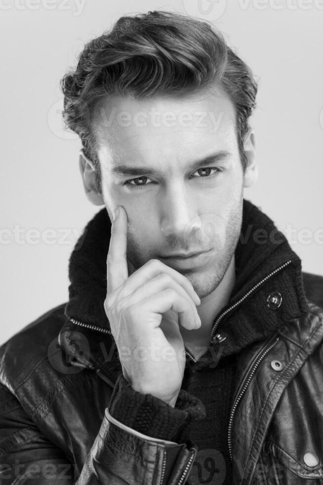 portrait d'un jeune homme sur fond gris photo