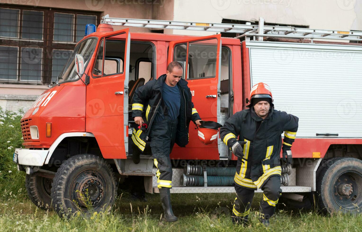 groupe de Feu combattants permanent sur de soi après une bien terminé porter secours opération. pompiers prêt pour urgence service. photo