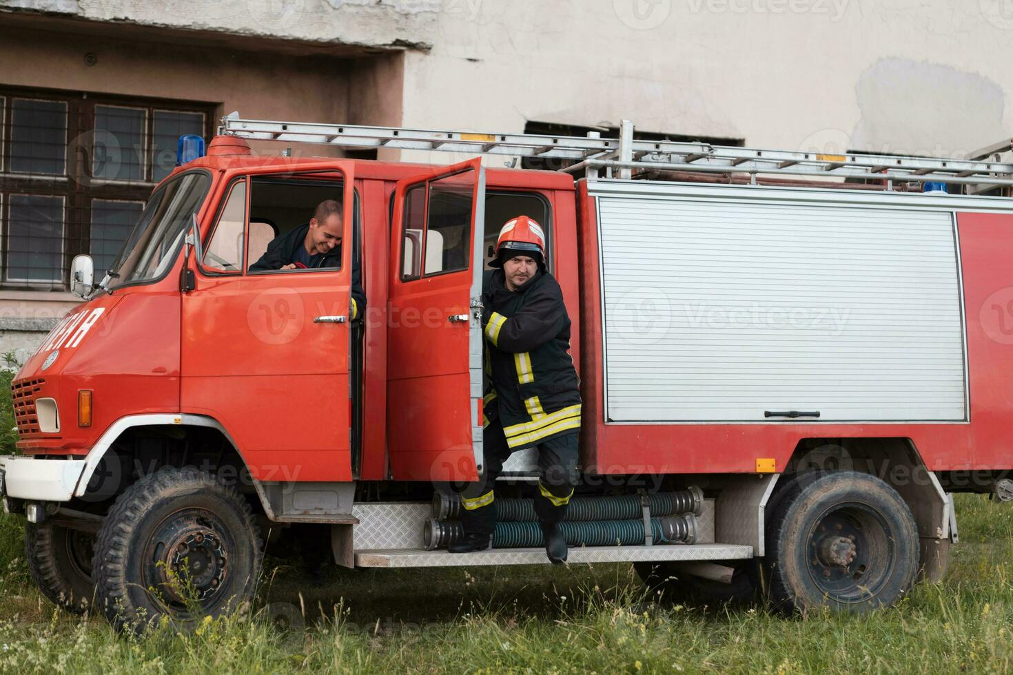 groupe de Feu combattants permanent sur de soi après une bien terminé porter secours opération. pompiers prêt pour urgence service. photo