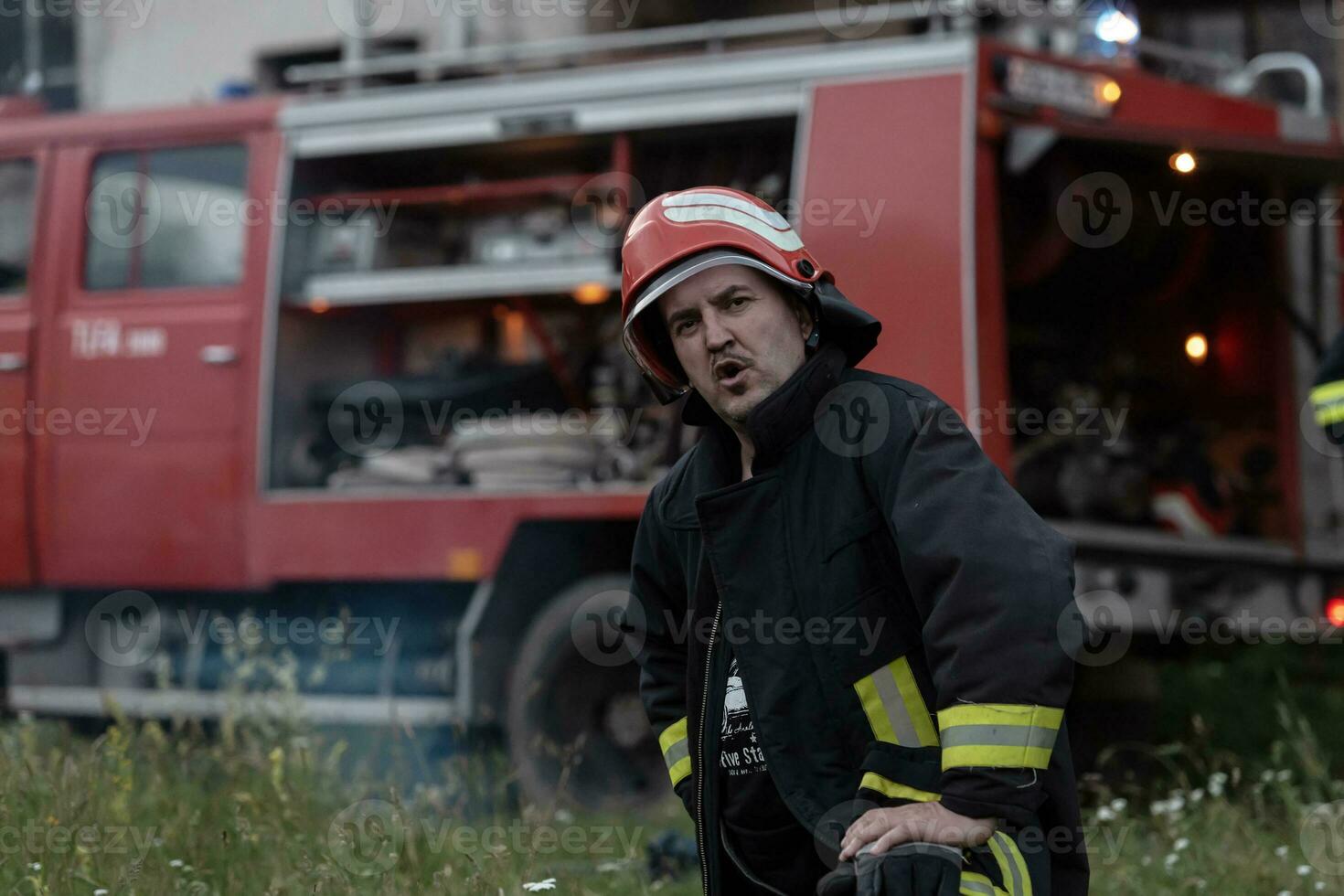 déprimé et fatigué sapeur pompier près Feu camion. photo