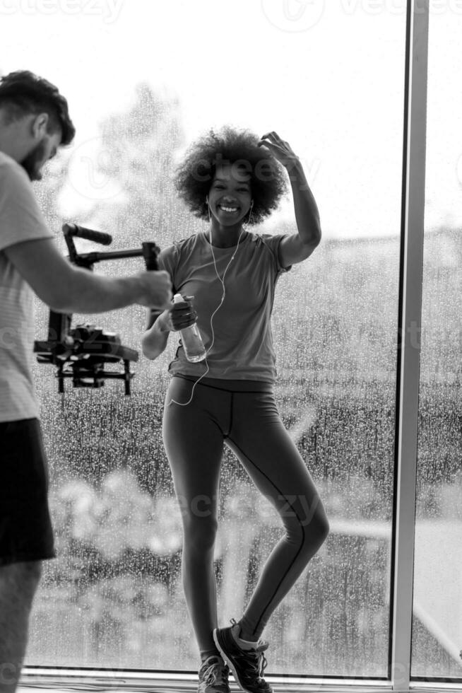 portrait de jeune femme afro-américaine dans la salle de gym photo