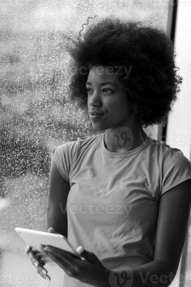 femme afro-américaine à l'aide d'une tablette photo