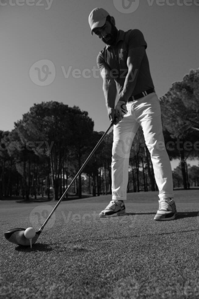 joueur de golf plaçant la balle sur le tee photo