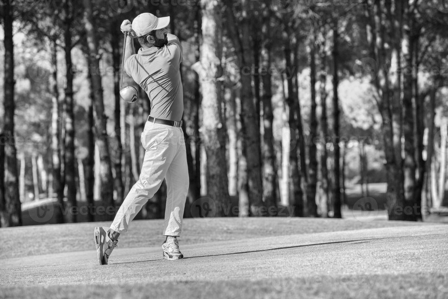 joueur de golf frappant avec un club photo