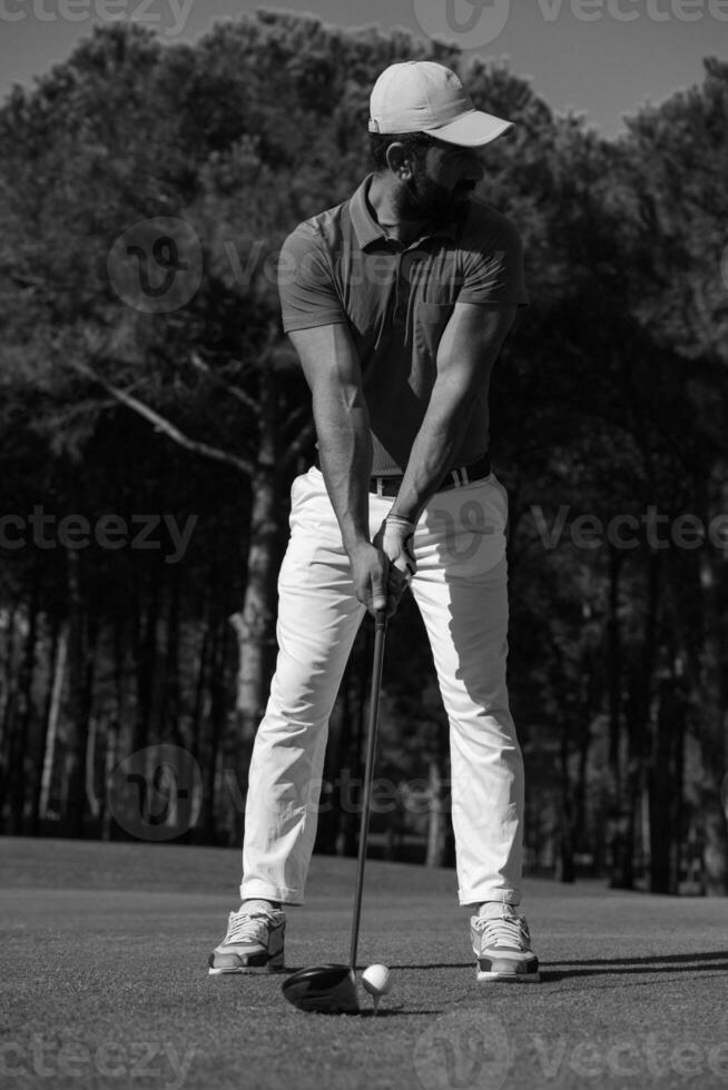 joueur de golf frappant un coup photo