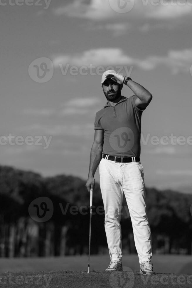 Beau portrait de joueur de golf du Moyen-Orient au cours photo