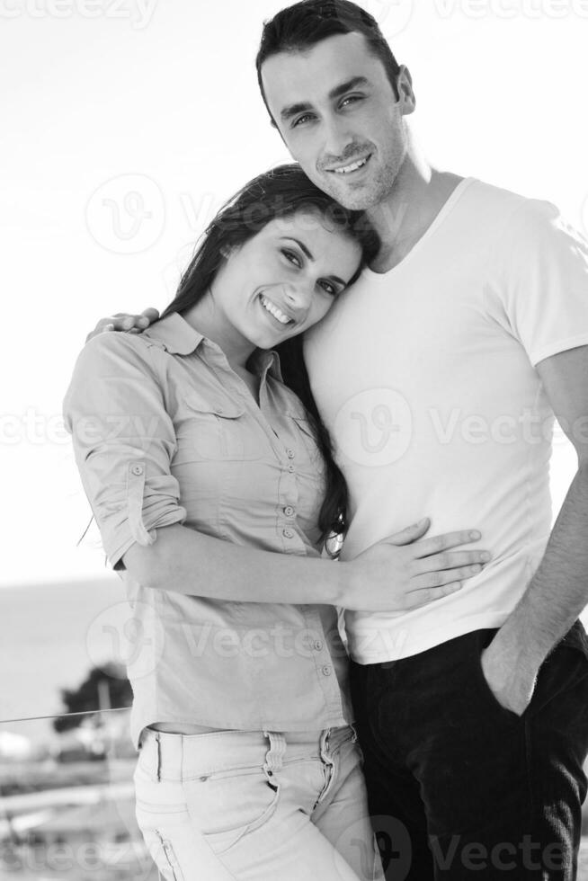 couple se reposant sur un balcon photo