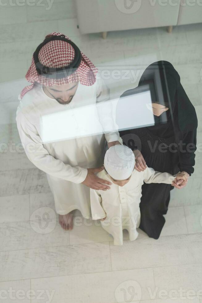 portrait de une Jeune content arabe musulman famille couple avec une fils dans traditionnel vêtements dépenses temps ensemble photo