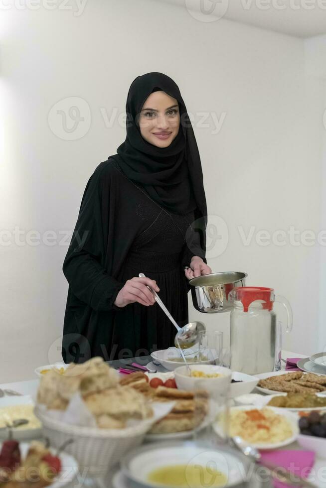 jeune femme musulmane servant de la nourriture pour l'iftar pendant le ramadan photo