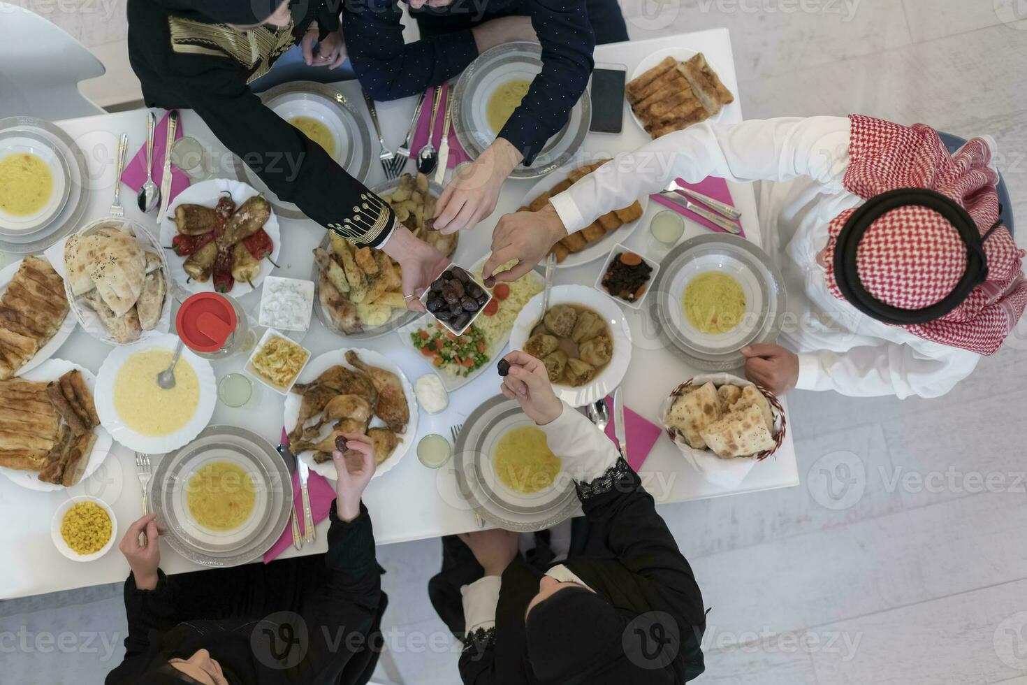 vue de dessus de la famille musulmane ayant l'iftar pendant le mois sacré du ramadan photo