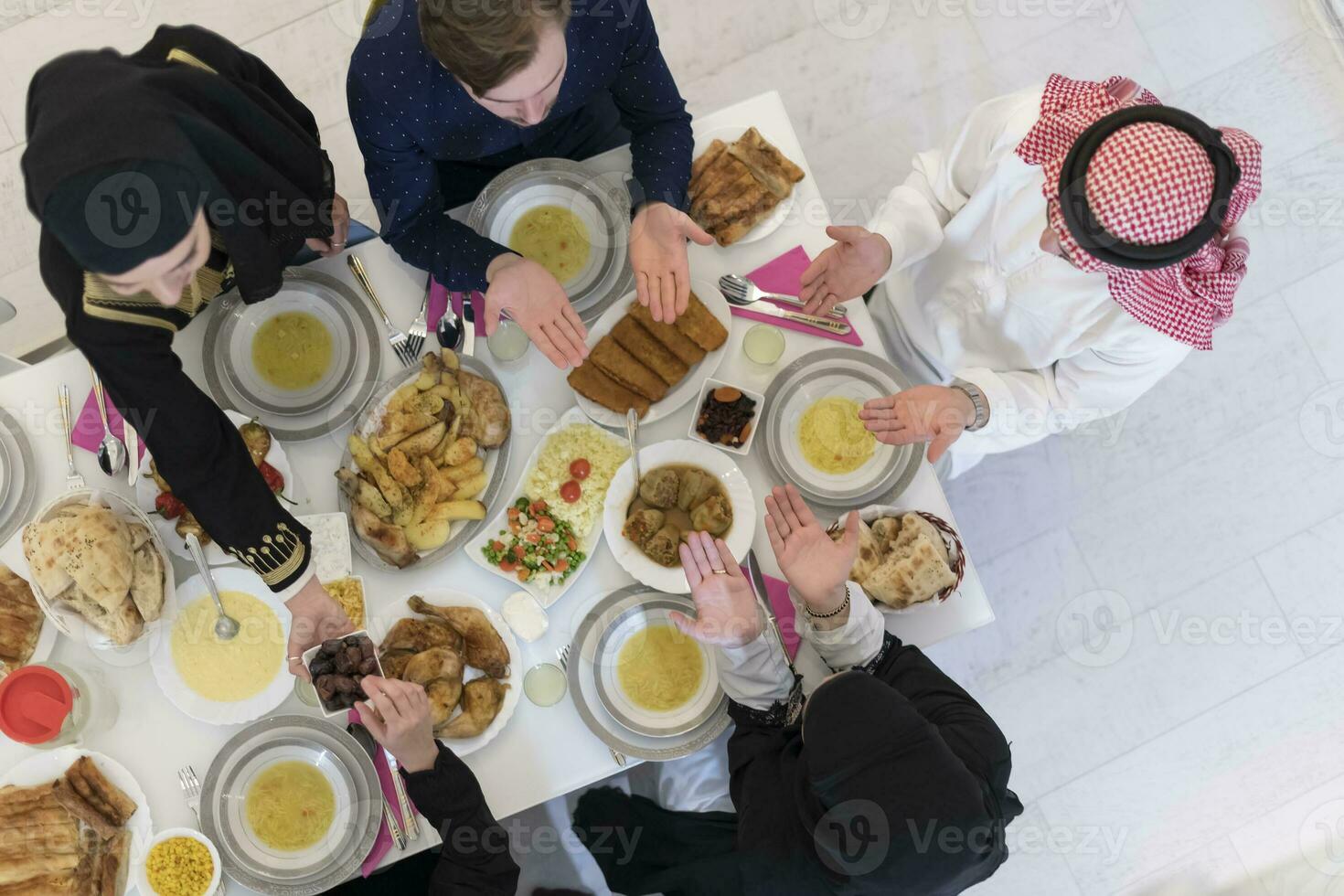 vue de dessus de la famille musulmane ayant l'iftar pendant le mois sacré du ramadan photo