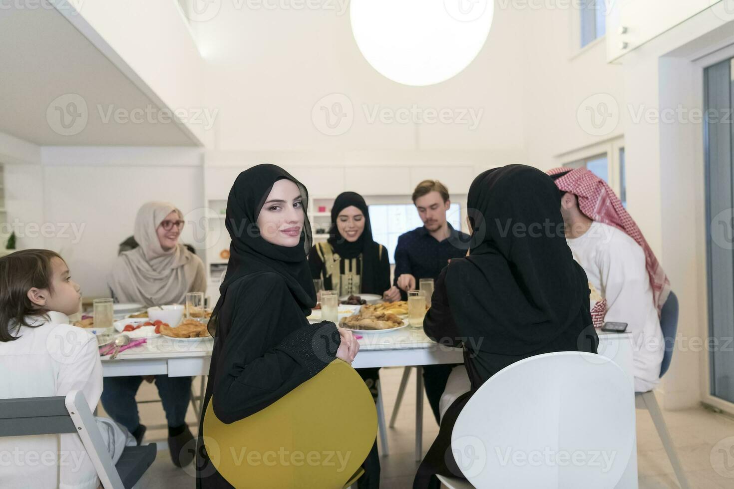 famille musulmane faisant dua iftar pour rompre le jeûne pendant le ramadan. photo