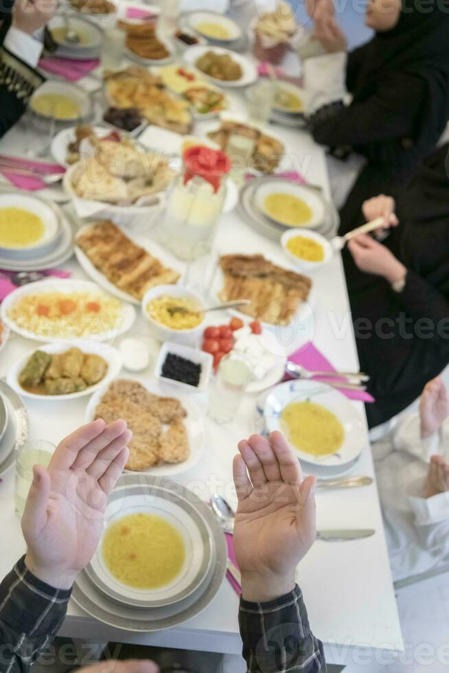 famille musulmane faisant dua iftar pour rompre le jeûne pendant le ramadan. photo