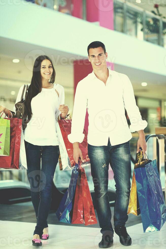 heureux jeune couple faisant du shopping photo