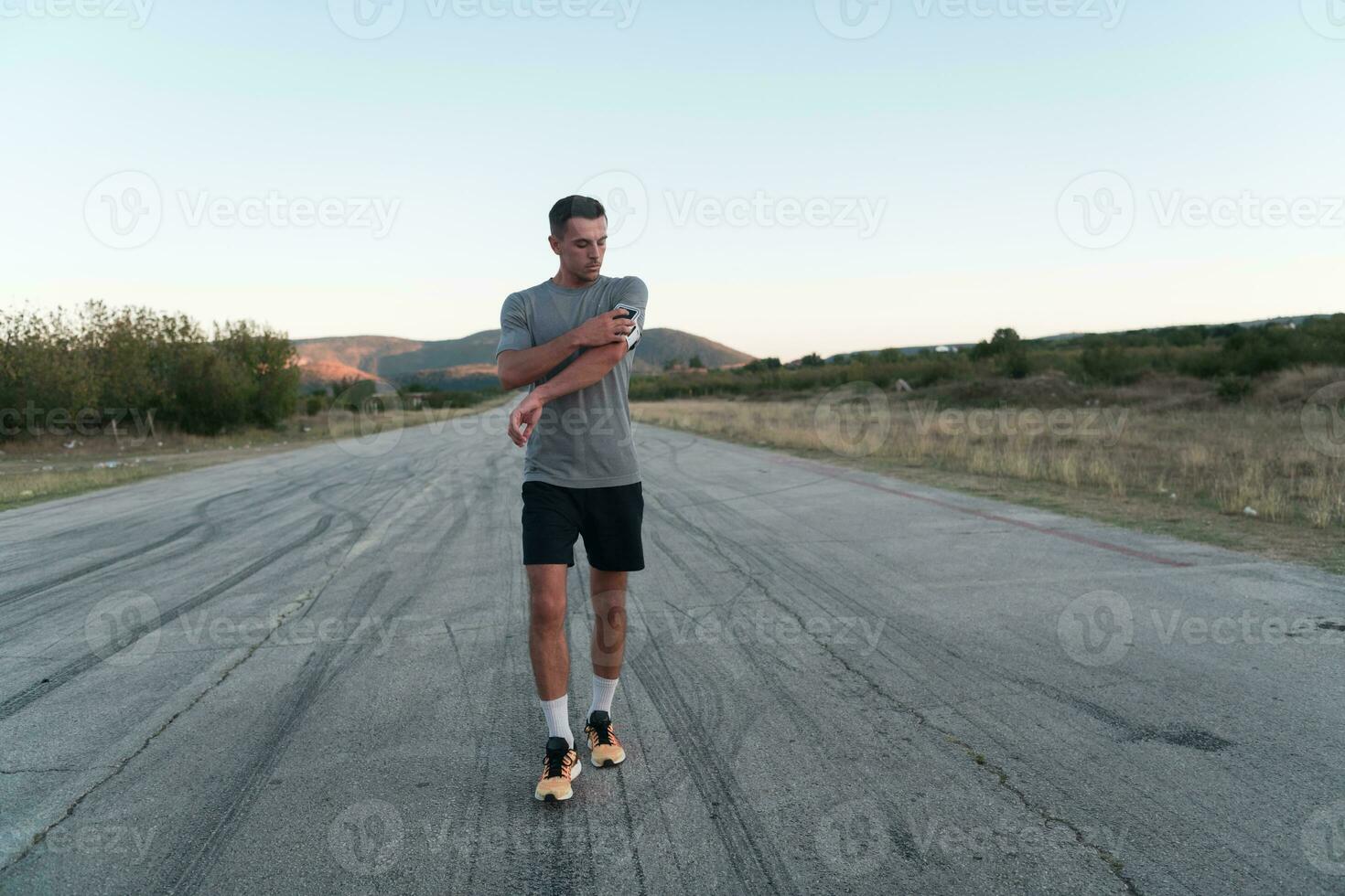 fonctionnement faire des exercices homme avec mp3 la musique joueur écoute à la musique avec mp3 joueur brassard ou intelligent mobile téléphone. photo