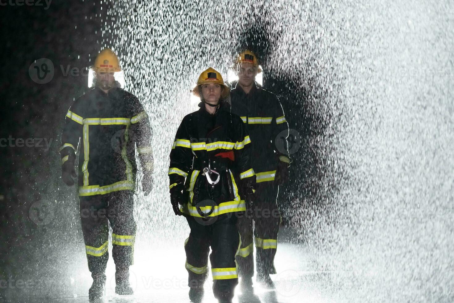 portrait de une groupe de sapeurs pompiers permanent et en marchant courageux et optimiste avec une femelle comme équipe chef. photo