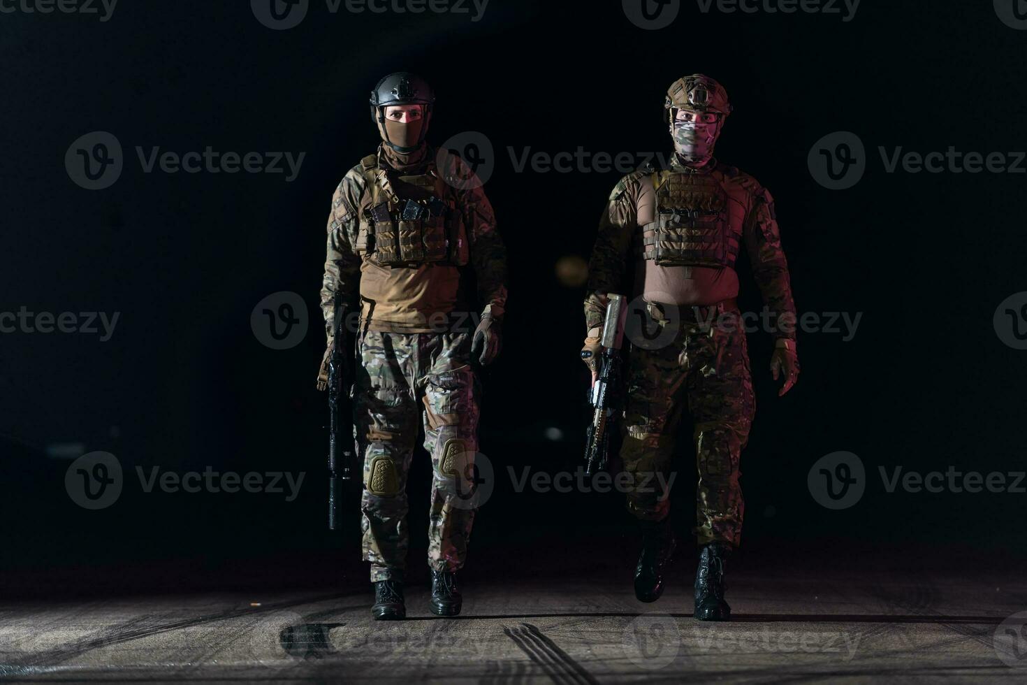 soldats équipe dans nuit mission photo