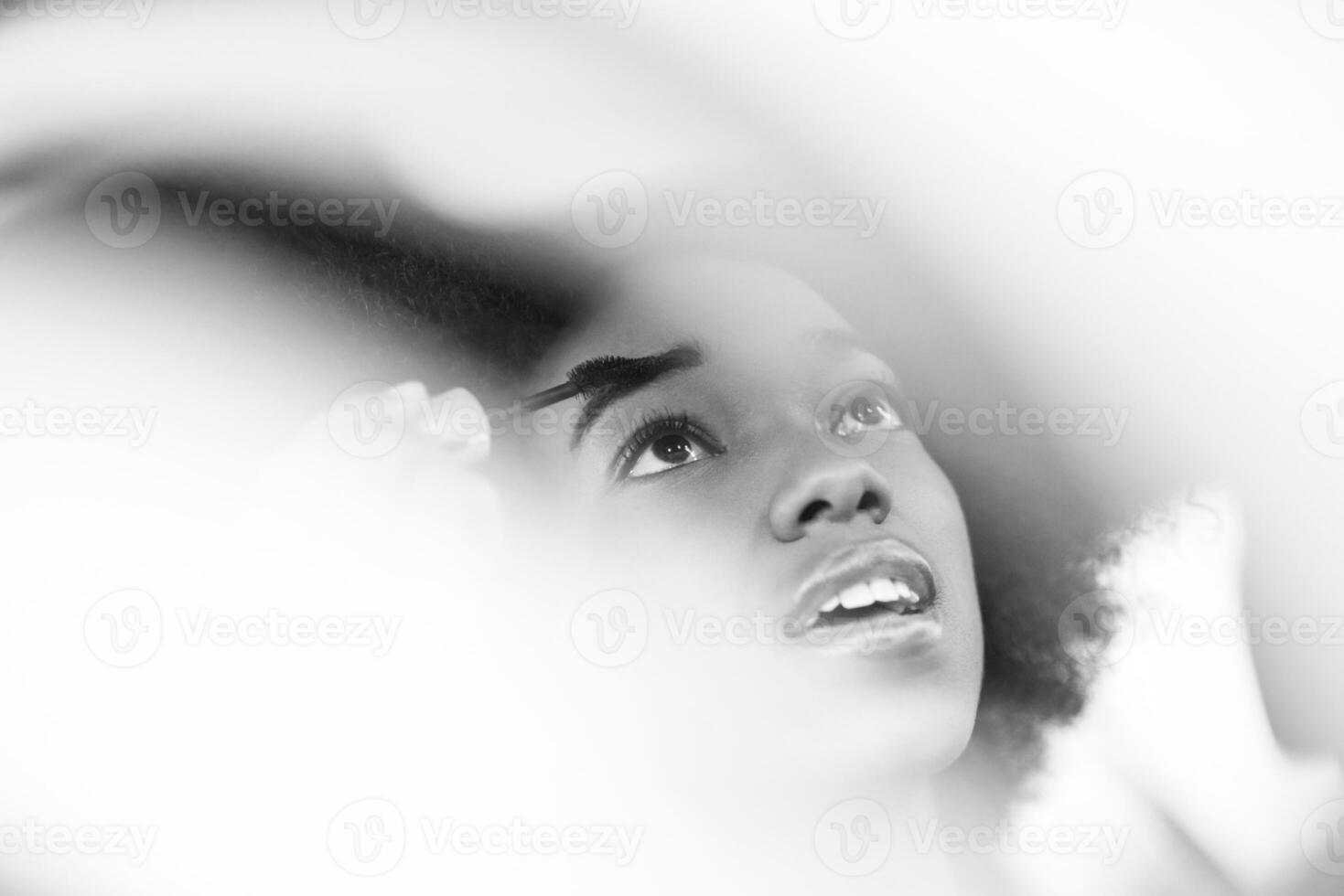 Jeune Afro-américain femme maquillage dans le voiture photo